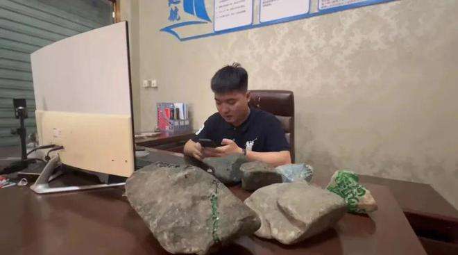 翡翠原石什么样专业团队在线服务的简单介绍-第1张图片-翡翠网 翡翠原石什么样专业团队在线服务的简单介绍-第1张图片-翡翠网