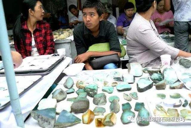姐告海关查到翡翠原石,姐告翡翠市场的货是真的吗-第2张图片-翡翠网 姐告海关查到翡翠原石,姐告翡翠市场的货是真的吗-第2张图片-翡翠网