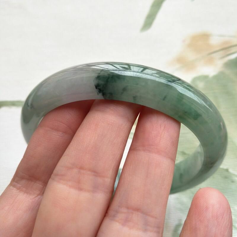 关于老坑冰种带绿根翡翠手镯的信息-第1张图片-翡翠网 关于老坑冰种带绿根翡翠手镯的信息-第1张图片-翡翠网