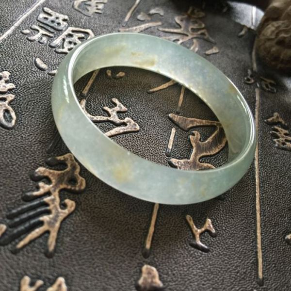 关于翡翠手镯硬度高吗的信息-第1张图片-翡翠网 关于翡翠手镯硬度高吗的信息-第1张图片-翡翠网