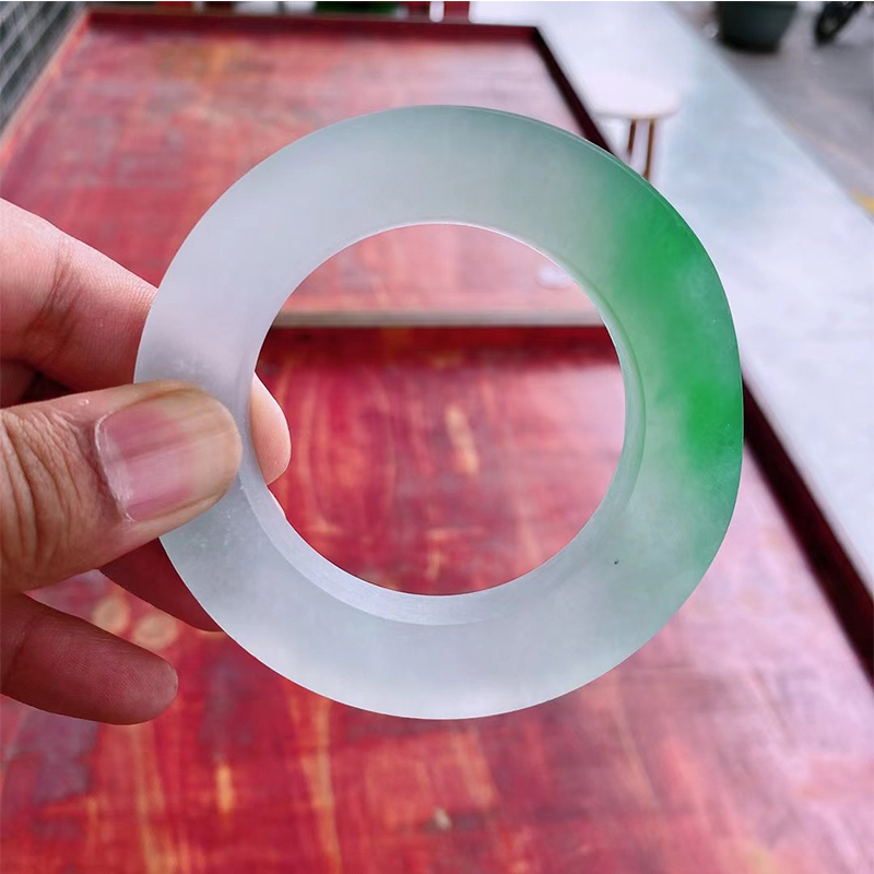 包含翡翠淡绿飘花原石的词条-第1张图片-翡翠网 包含翡翠淡绿飘花原石的词条-第1张图片-翡翠网