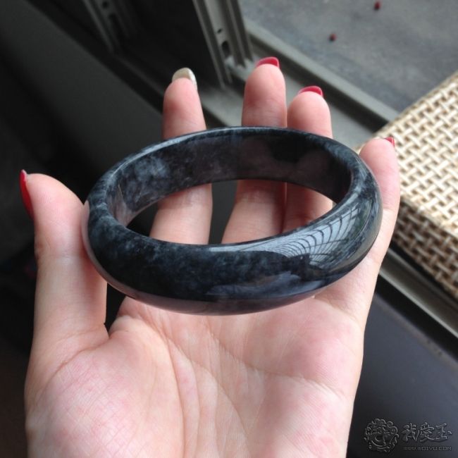 乌鸡手镯是低档手镯吗,黑乌鸡翡翠价格-第1张图片-翡翠网 乌鸡手镯是低档手镯吗,黑乌鸡翡翠价格-第1张图片-翡翠网