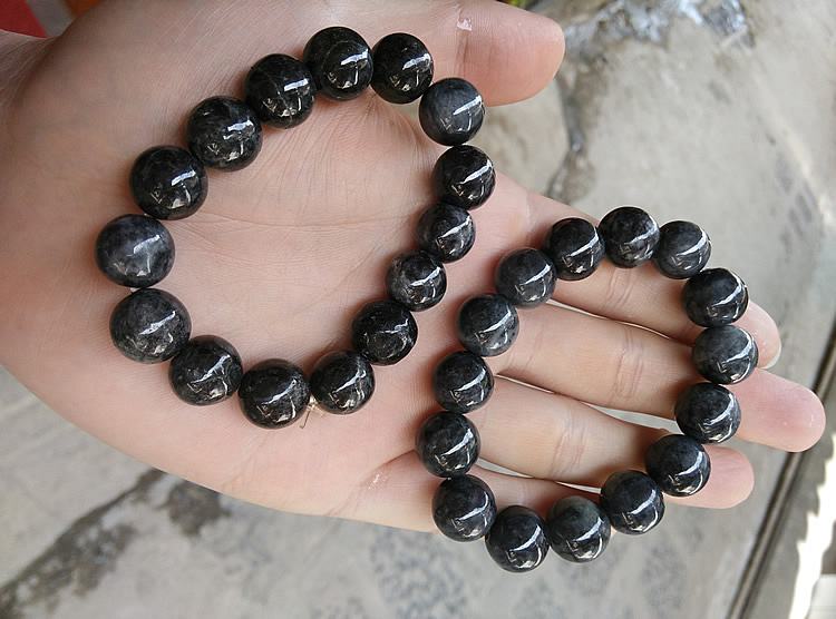 乌鸡手镯是低档手镯吗,黑乌鸡翡翠价格-第2张图片-翡翠网 乌鸡手镯是低档手镯吗,黑乌鸡翡翠价格-第2张图片-翡翠网