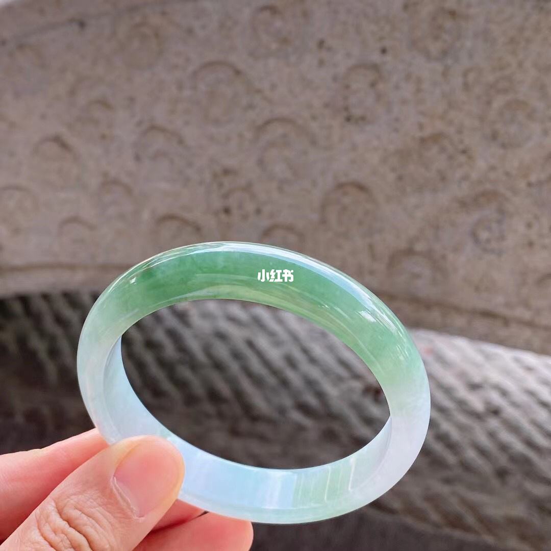 高光翡翠手镯好吗,佩戴翡翠手镯的好处-第1张图片-翡翠网 高光翡翠手镯好吗,佩戴翡翠手镯的好处-第1张图片-翡翠网