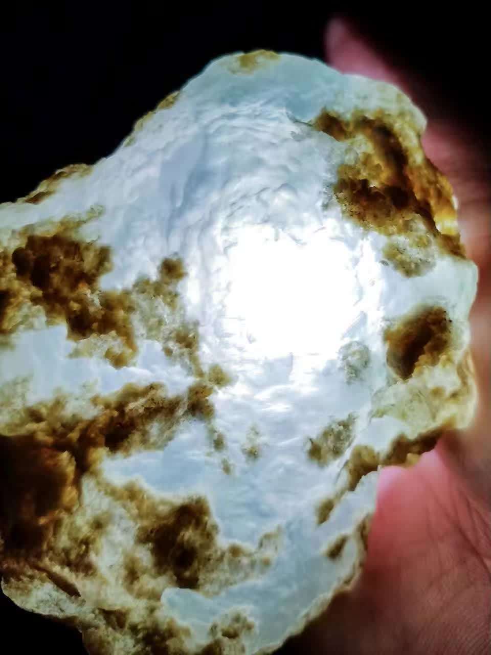 黑乌砂原石黑线密布脱砂翡翠原石图片-第1张图片-翡翠网 黑乌砂原石黑线密布脱砂翡翠原石图片-第1张图片-翡翠网