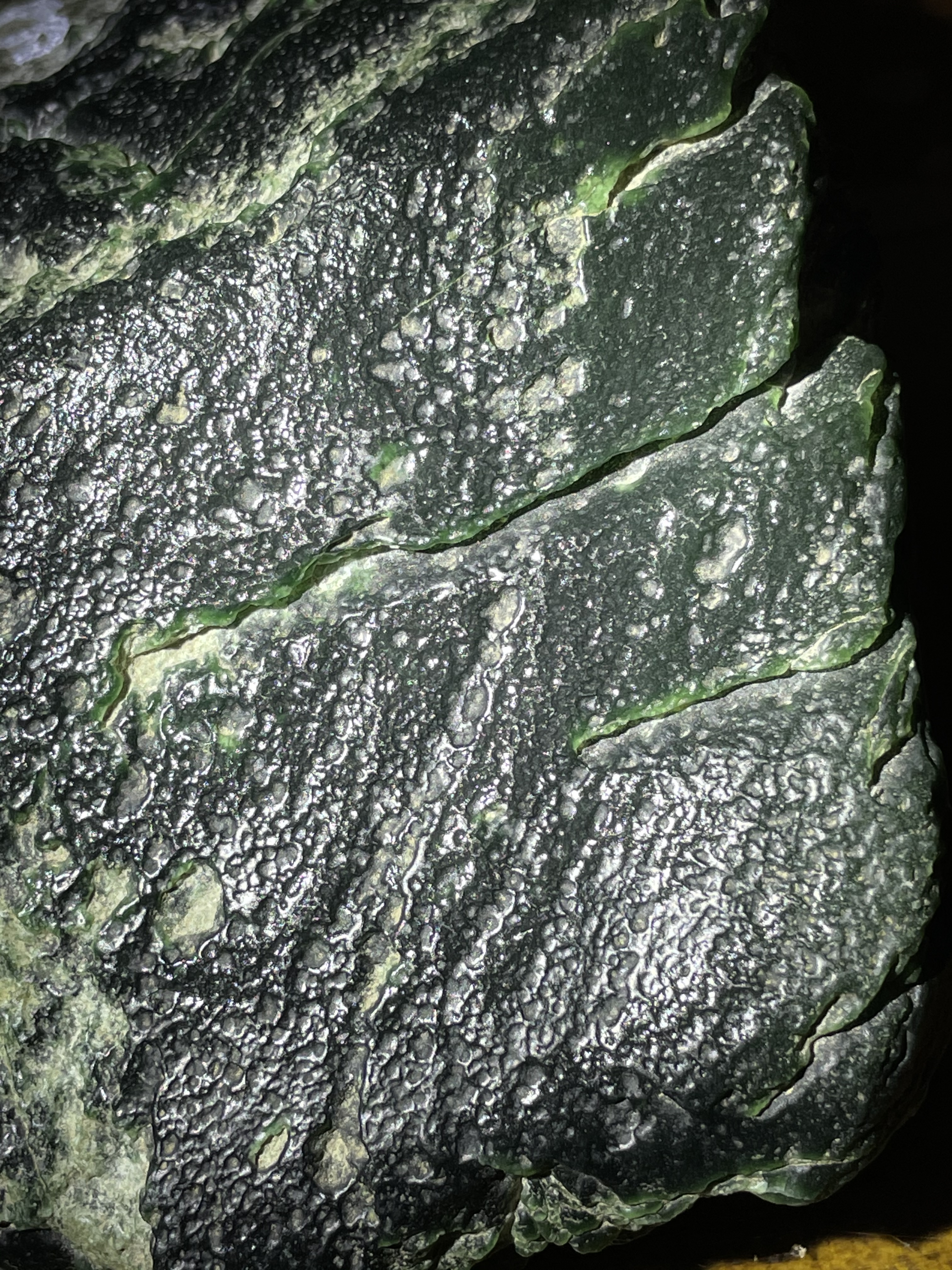 黑乌砂原石黑线密布脱砂翡翠原石图片-第2张图片-翡翠网 黑乌砂原石黑线密布脱砂翡翠原石图片-第2张图片-翡翠网