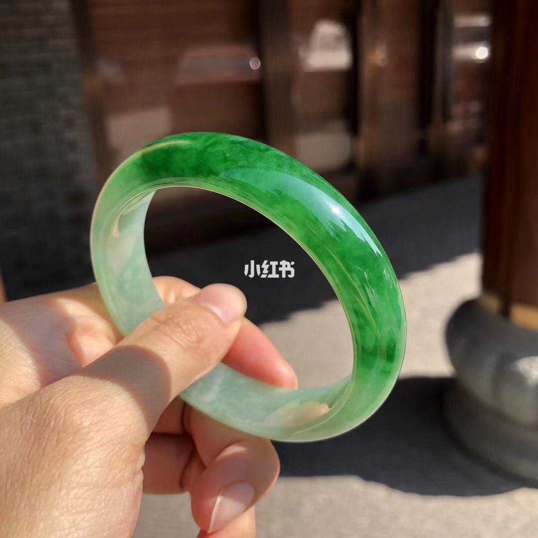 翡翠手镯一般是几克的,怎么买翡翠手镯尺寸-第1张图片-翡翠网 翡翠手镯一般是几克的,怎么买翡翠手镯尺寸-第1张图片-翡翠网