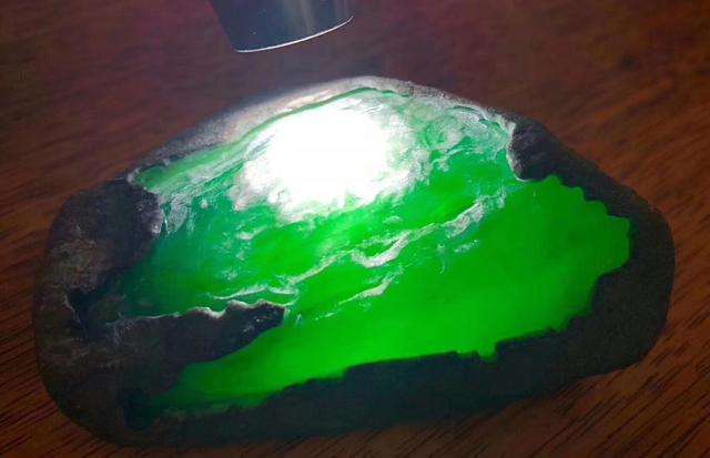 帝王绿翡翠原石价值一亿的翡翠手镯-第2张图片-翡翠网 帝王绿翡翠原石价值一亿的翡翠手镯-第2张图片-翡翠网