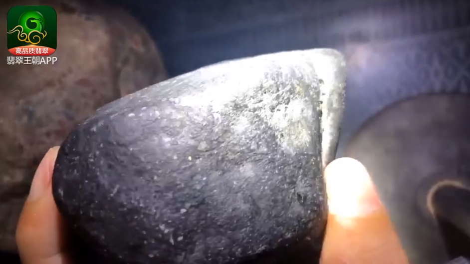 中缅开窗圣手翡翠原石的简单介绍-第1张图片-翡翠网 中缅开窗圣手翡翠原石的简单介绍-第1张图片-翡翠网