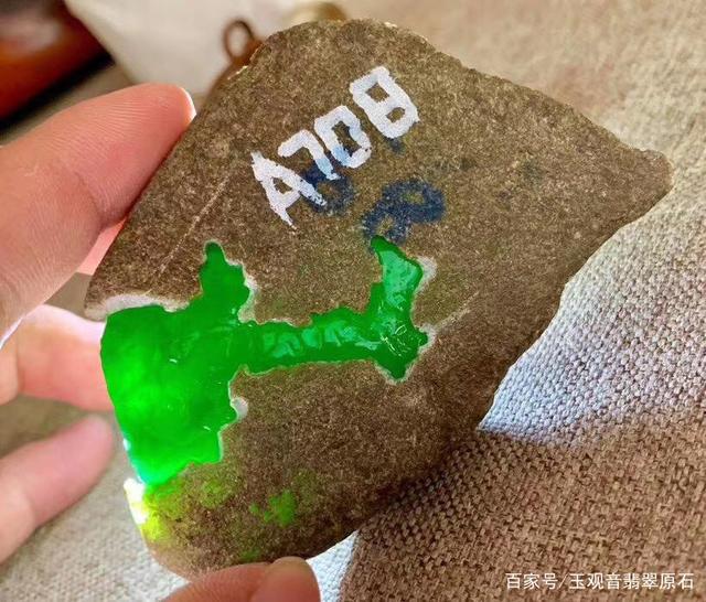 中缅开窗圣手翡翠原石的简单介绍-第2张图片-翡翠网 中缅开窗圣手翡翠原石的简单介绍-第2张图片-翡翠网