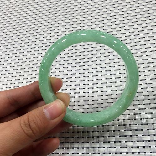 缅甸手镯为什么便宜,缅甸翡翠满春手镯-第2张图片-翡翠网 缅甸手镯为什么便宜,缅甸翡翠满春手镯-第2张图片-翡翠网