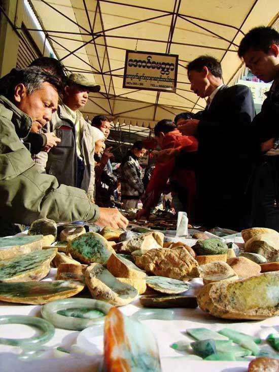 包含缅甸翡翠地摊原石的词条-第1张图片-翡翠网 包含缅甸翡翠地摊原石的词条-第1张图片-翡翠网