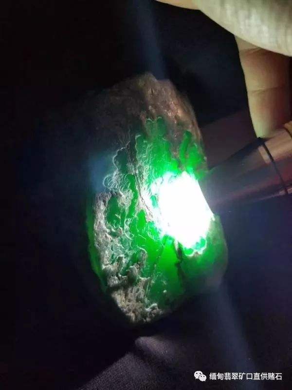 玻璃种翡翠原料鉴别知识的简单介绍-第1张图片-翡翠网 玻璃种翡翠原料鉴别知识的简单介绍-第1张图片-翡翠网