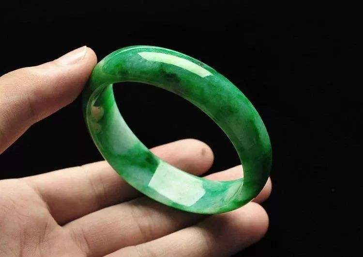 包含翡翠手镯带黑色纹好不好的词条-第1张图片-翡翠网 包含翡翠手镯带黑色纹好不好的词条-第1张图片-翡翠网