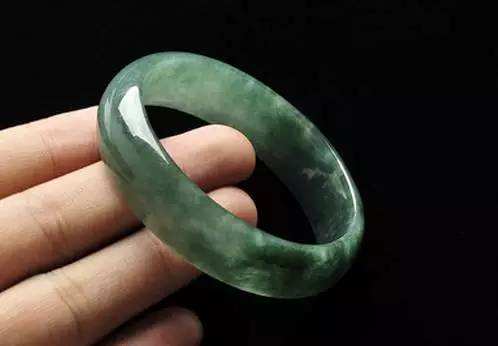 包含翡翠手镯带黑色纹好不好的词条-第2张图片-翡翠网 包含翡翠手镯带黑色纹好不好的词条-第2张图片-翡翠网