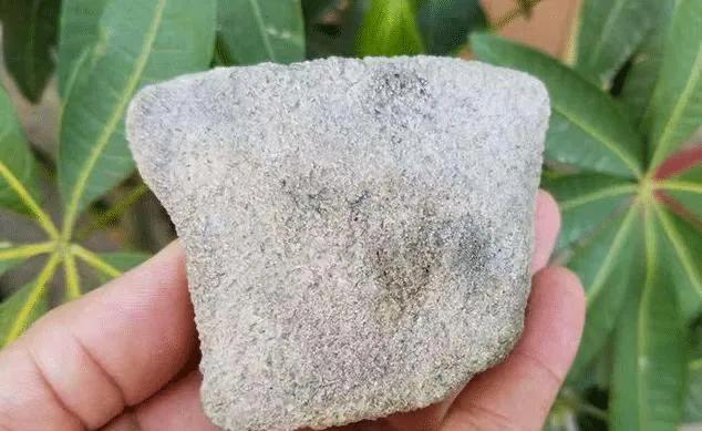 一千多元翡翠原石一千多元的翡翠是a货吗-第1张图片-翡翠网 一千多元翡翠原石一千多元的翡翠是a货吗-第1张图片-翡翠网