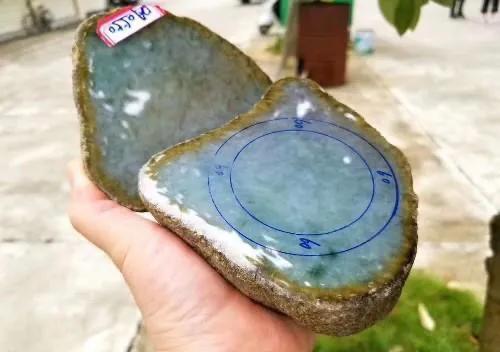 一千多元翡翠原石一千多元的翡翠是a货吗-第3张图片-翡翠网 一千多元翡翠原石一千多元的翡翠是a货吗-第3张图片-翡翠网