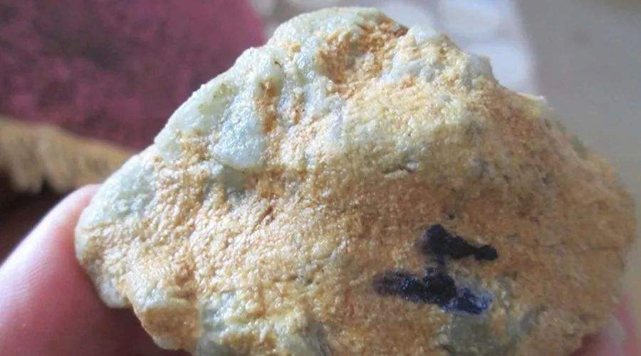 翡翠白皮壳知识翡翠原石16种皮壳表现特征-第2张图片-翡翠网 翡翠白皮壳知识翡翠原石16种皮壳表现特征-第2张图片-翡翠网