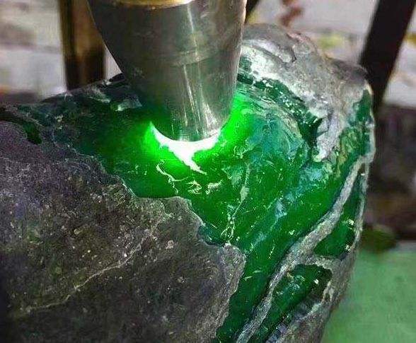 满绿翡翠原石是什么样的的简单介绍-第1张图片-翡翠网 满绿翡翠原石是什么样的的简单介绍-第1张图片-翡翠网