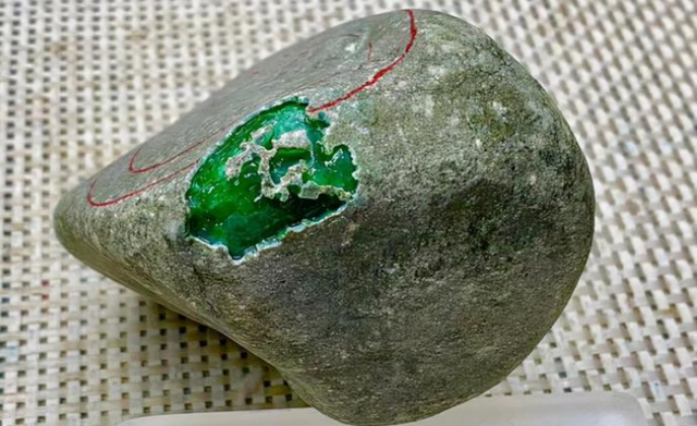 满绿翡翠原石是什么样的的简单介绍-第2张图片-翡翠网 满绿翡翠原石是什么样的的简单介绍-第2张图片-翡翠网