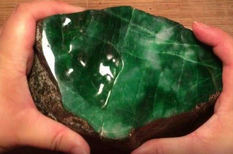 翡翠赌石技巧和鉴赏翡翠赌石知识视频-第1张图片-翡翠网 翡翠赌石技巧和鉴赏翡翠赌石知识视频-第1张图片-翡翠网