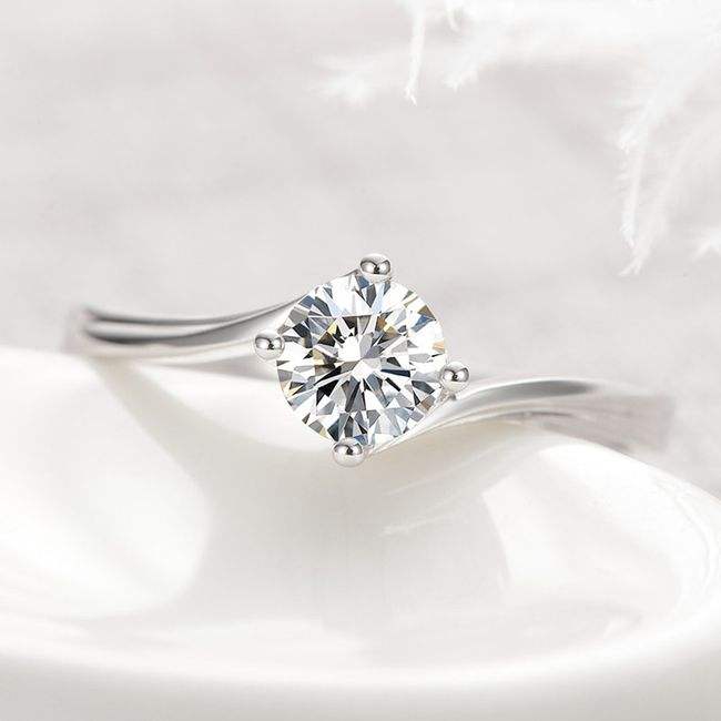 第一次买钻戒要注意什么,钻戒选什么款式好看-第1张图片-翡翠网 第一次买钻戒要注意什么,钻戒选什么款式好看-第1张图片-翡翠网