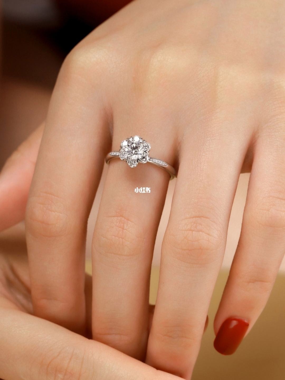 第一次买钻戒要注意什么,钻戒选什么款式好看-第2张图片-翡翠网 第一次买钻戒要注意什么,钻戒选什么款式好看-第2张图片-翡翠网