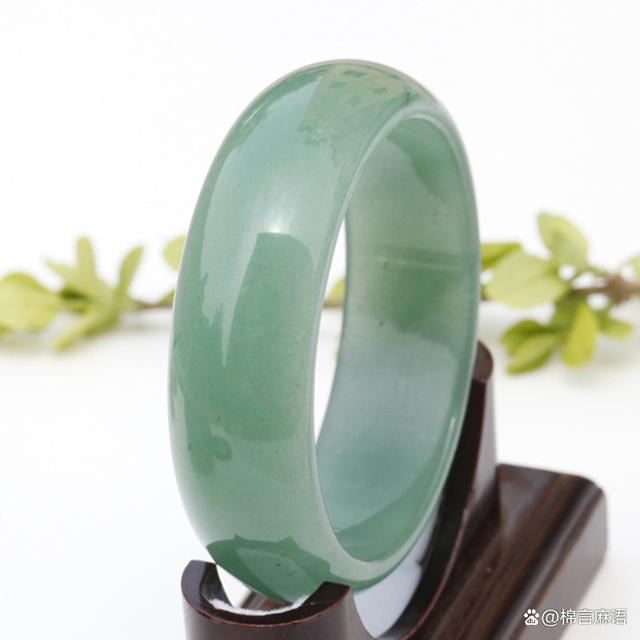 玻璃种帝王绿翡翠手镯价格,玻璃种帝王绿手镯多少钱一个-第1张图片-翡翠网 玻璃种帝王绿翡翠手镯价格,玻璃种帝王绿手镯多少钱一个-第1张图片-翡翠网