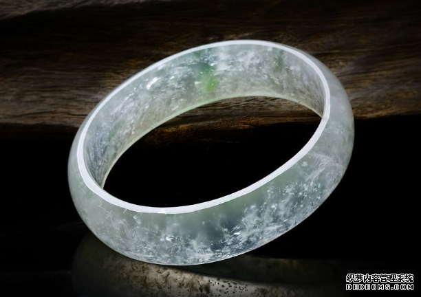 玻璃种帝王绿翡翠手镯价格,玻璃种帝王绿手镯多少钱一个-第2张图片-翡翠网 玻璃种帝王绿翡翠手镯价格,玻璃种帝王绿手镯多少钱一个-第2张图片-翡翠网