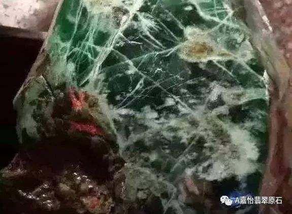 翡翠原石怎么鉴定裂纹,翡翠用灯光照有裂纹正常吗-第1张图片-翡翠网 翡翠原石怎么鉴定裂纹,翡翠用灯光照有裂纹正常吗-第1张图片-翡翠网