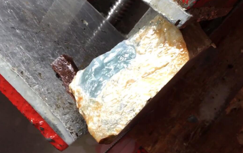 关于大的翡翠原石怎么切开的的信息-第1张图片-翡翠网 关于大的翡翠原石怎么切开的的信息-第1张图片-翡翠网