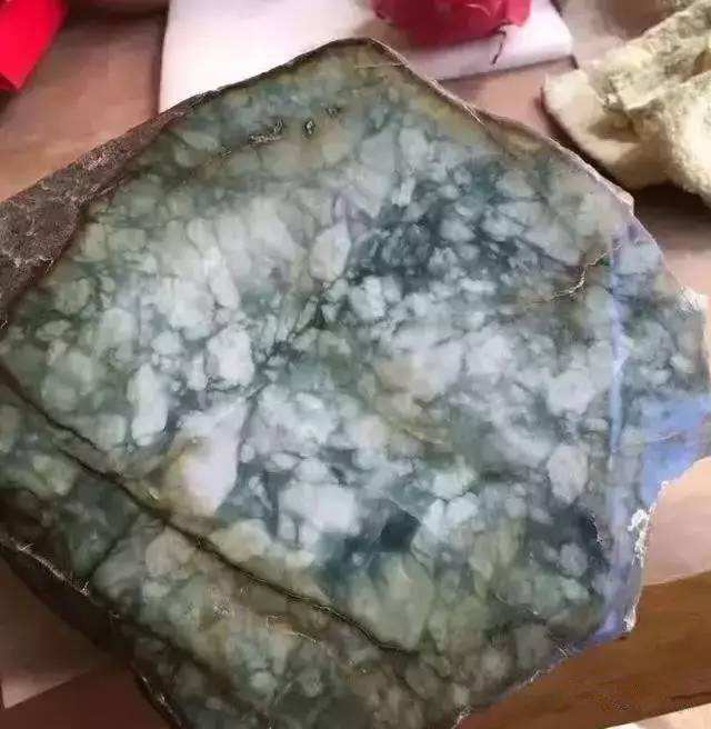 关于大的翡翠原石怎么切开的的信息-第2张图片-翡翠网 关于大的翡翠原石怎么切开的的信息-第2张图片-翡翠网