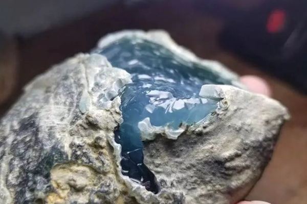 染色翡翠原石,染色翡翠值钱吗-第2张图片-翡翠网 染色翡翠原石,染色翡翠值钱吗-第2张图片-翡翠网