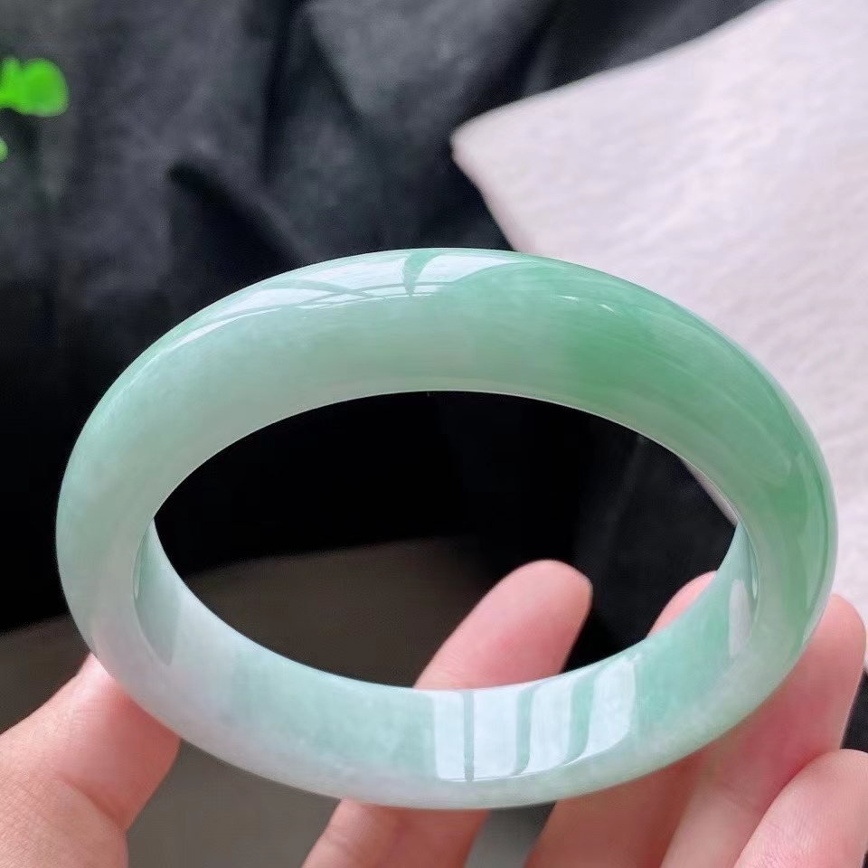 原石手镯带有什么好处,美女翡翠原石手镯-第1张图片-翡翠网 原石手镯带有什么好处,美女翡翠原石手镯-第1张图片-翡翠网