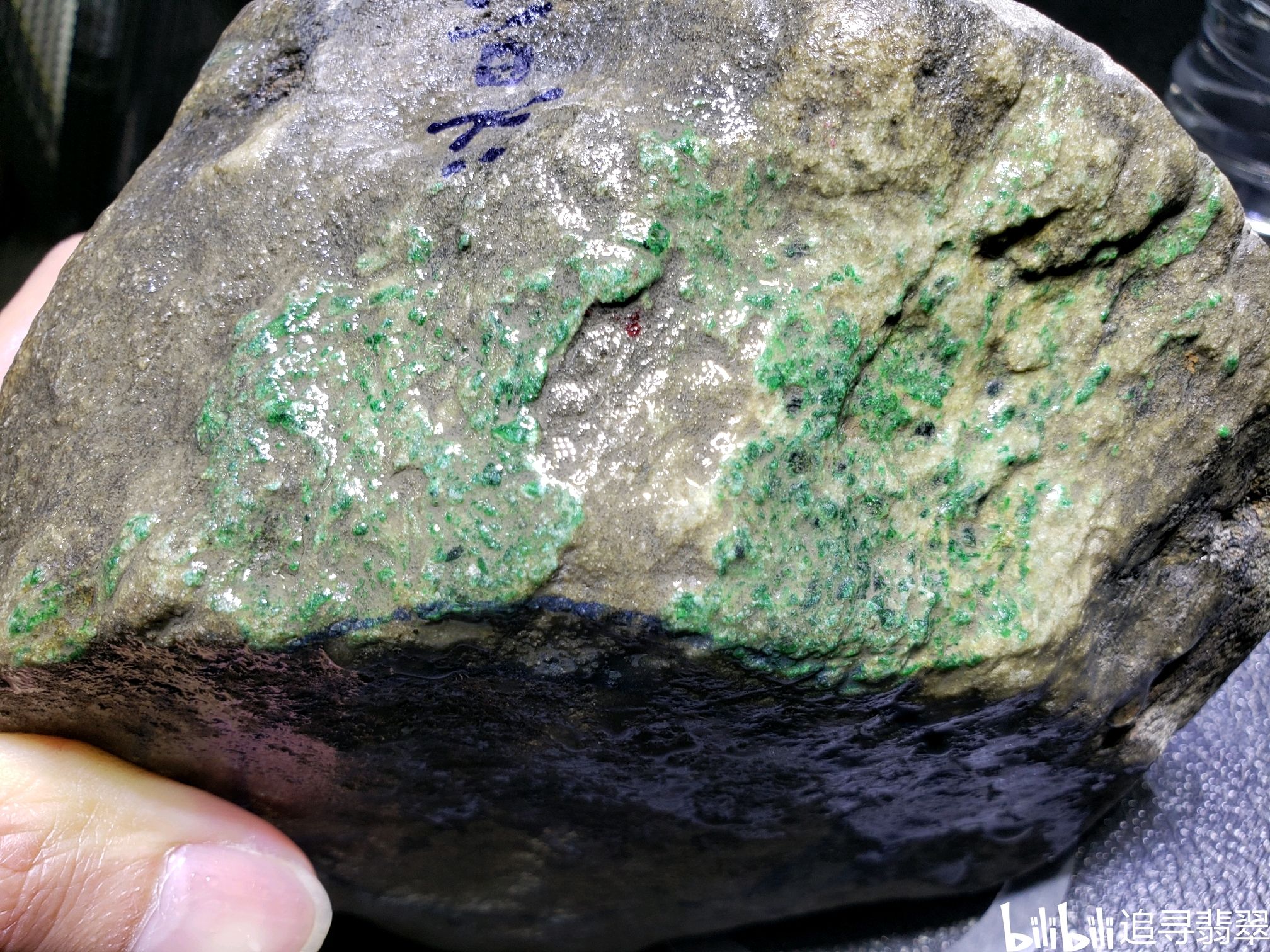翡翠的原石和结晶的区别,翡翠原石表皮全是晶体好吗-第1张图片-翡翠网 翡翠的原石和结晶的区别,翡翠原石表皮全是晶体好吗-第1张图片-翡翠网