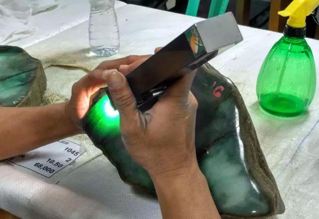 翡翠原石交税翡翠原石怎么辨别场口-第1张图片-翡翠网 翡翠原石交税翡翠原石怎么辨别场口-第1张图片-翡翠网