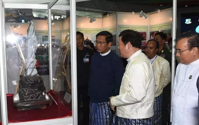 翡翠原石交税翡翠原石怎么辨别场口-第2张图片-翡翠网 翡翠原石交税翡翠原石怎么辨别场口-第2张图片-翡翠网