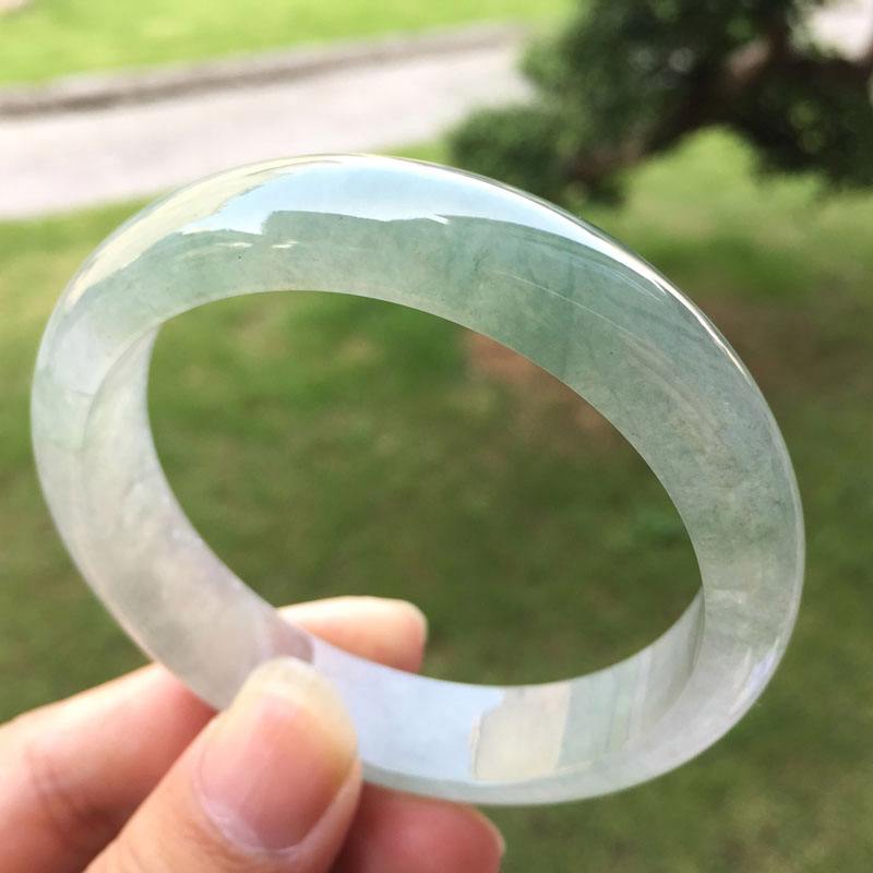 翡翠镯子里面都是冰渣,正冰白肉翡翠手镯-第1张图片-翡翠网 翡翠镯子里面都是冰渣,正冰白肉翡翠手镯-第1张图片-翡翠网