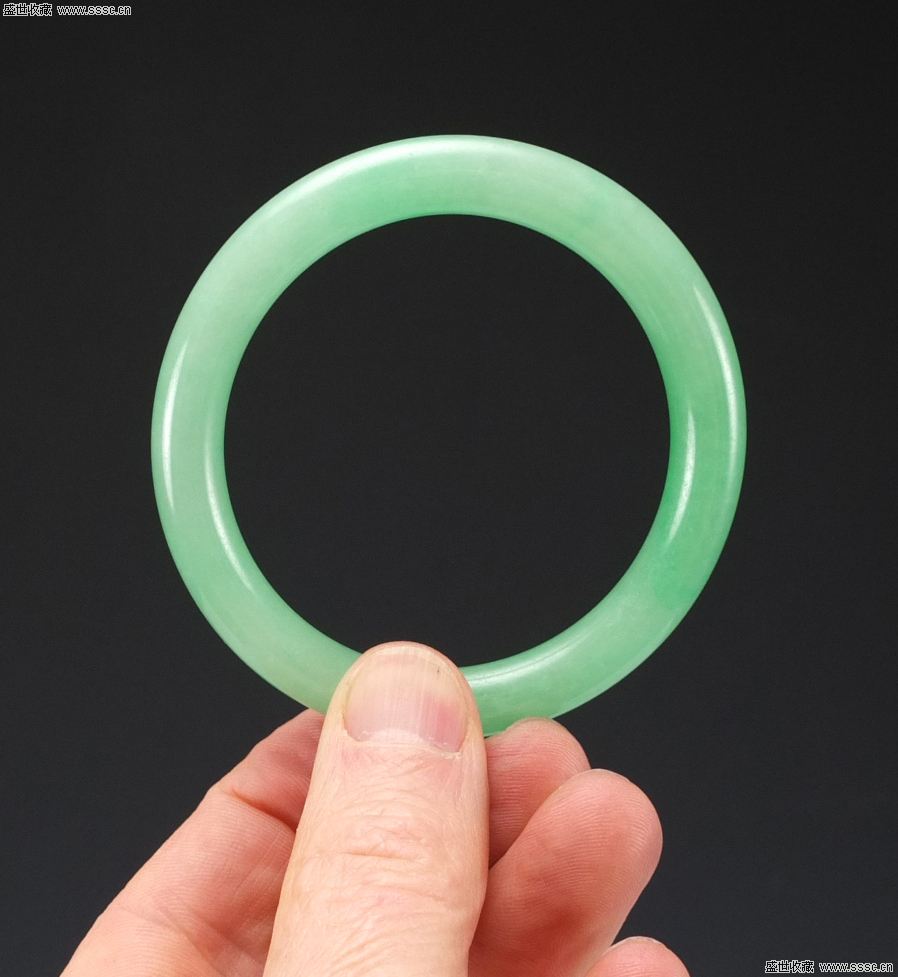 百年前的翡翠手镯价值多少钱一只,十年前两万的翡翠镯子现在值多少钱-第2张图片-翡翠网 百年前的翡翠手镯价值多少钱一只,十年前两万的翡翠镯子现在值多少钱-第2张图片-翡翠网