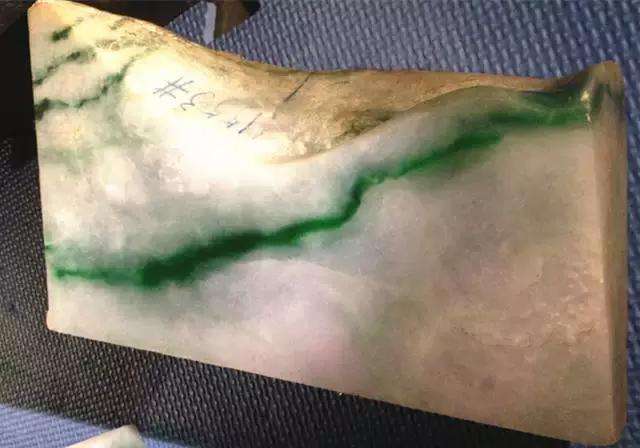 翡翠原石切开带红线,翡翠原石莾带-第1张图片-翡翠网 翡翠原石切开带红线,翡翠原石莾带-第1张图片-翡翠网