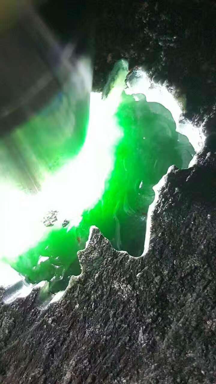 翡翠原石切开带红线,翡翠原石莾带-第2张图片-翡翠网 翡翠原石切开带红线,翡翠原石莾带-第2张图片-翡翠网