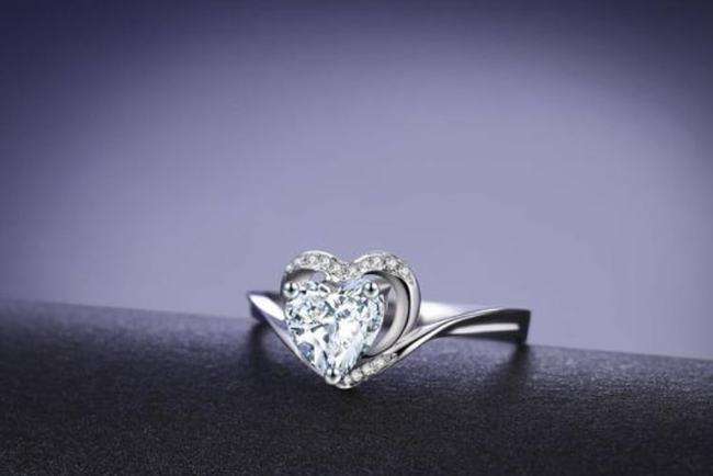 去哪里买钻石戒指好怎么选钻石戒指基本知识-第1张图片-翡翠网 去哪里买钻石戒指好怎么选钻石戒指基本知识-第1张图片-翡翠网