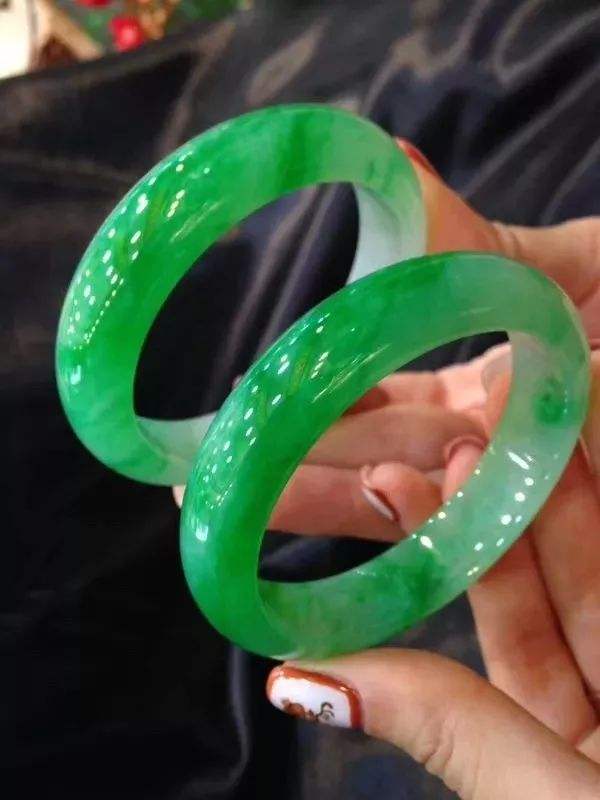 冰黄翡翠价格鉴宝冰飘黄翡翠是什么意思-第1张图片-翡翠网 冰黄翡翠价格鉴宝冰飘黄翡翠是什么意思-第1张图片-翡翠网