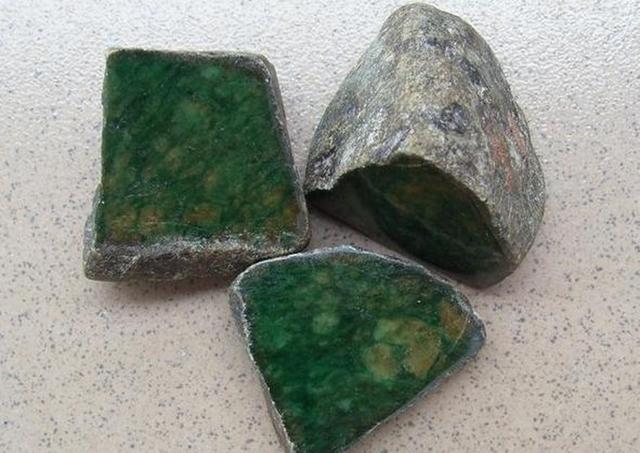 翡翠原石鉴定真假最快方法,翡翠原石结晶-第1张图片-翡翠网 翡翠原石鉴定真假最快方法,翡翠原石结晶-第1张图片-翡翠网