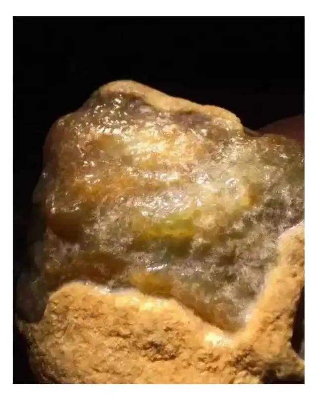 翡翠原石鉴定真假最快方法,翡翠原石结晶-第2张图片-翡翠网 翡翠原石鉴定真假最快方法,翡翠原石结晶-第2张图片-翡翠网