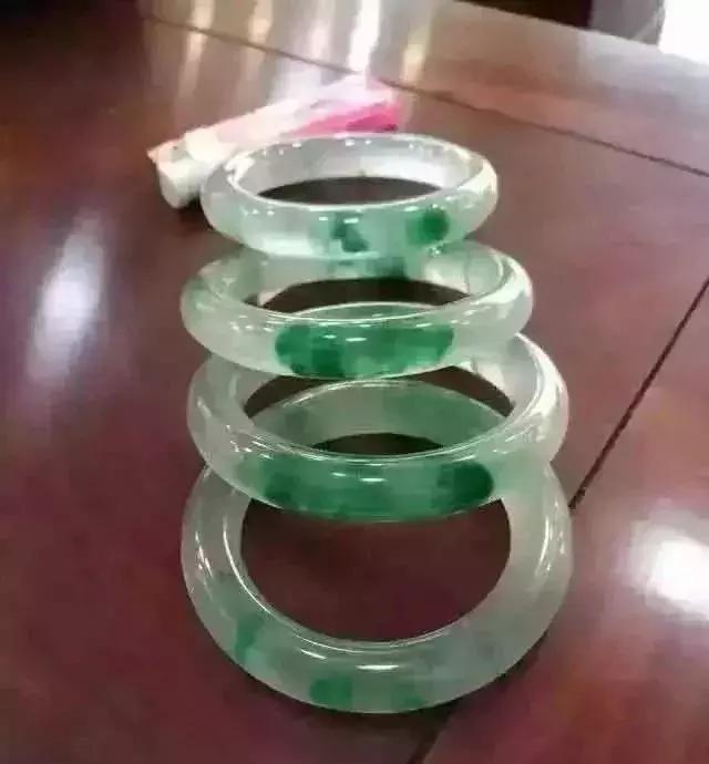 极品翡翠原石翡翠原石手镯绝胜-第2张图片-翡翠网 极品翡翠原石翡翠原石手镯绝胜-第2张图片-翡翠网