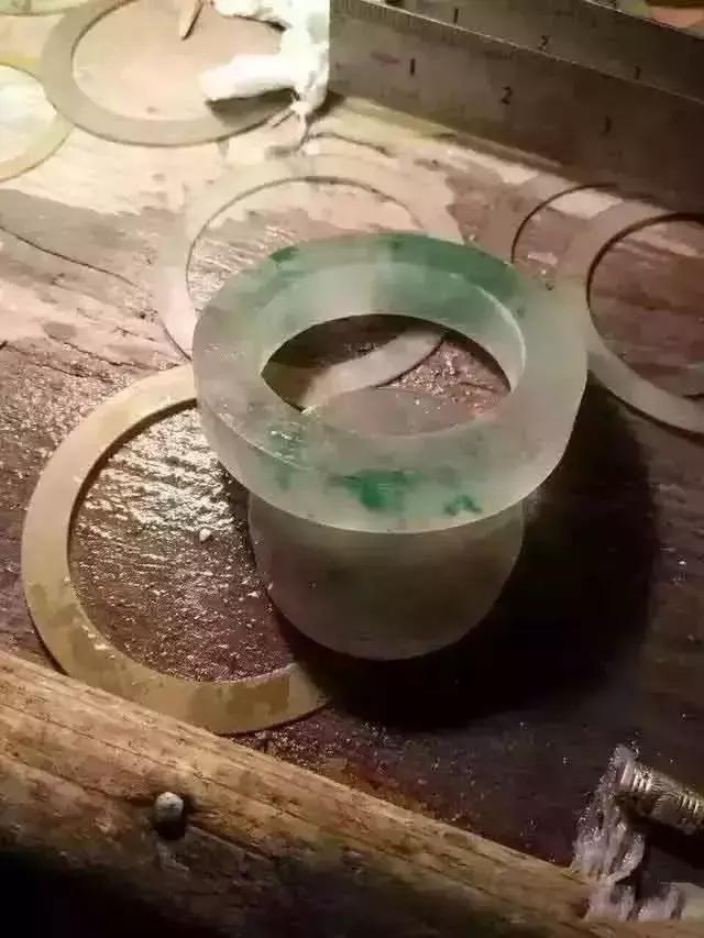 极品翡翠原石翡翠原石手镯绝胜-第5张图片-翡翠网 极品翡翠原石翡翠原石手镯绝胜-第5张图片-翡翠网