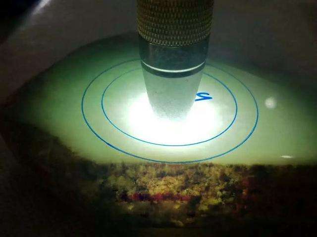 翡翠从原石扒皮全过程视频,翡翠原石切割技巧图解-第1张图片-翡翠网 翡翠从原石扒皮全过程视频,翡翠原石切割技巧图解-第1张图片-翡翠网