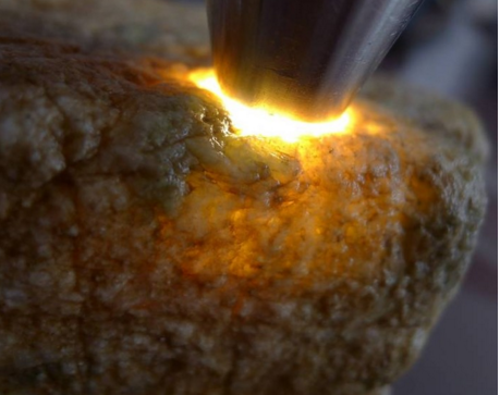 两百块买的翡翠原石切出300万的简单介绍-第1张图片-翡翠网 两百块买的翡翠原石切出300万的简单介绍-第1张图片-翡翠网