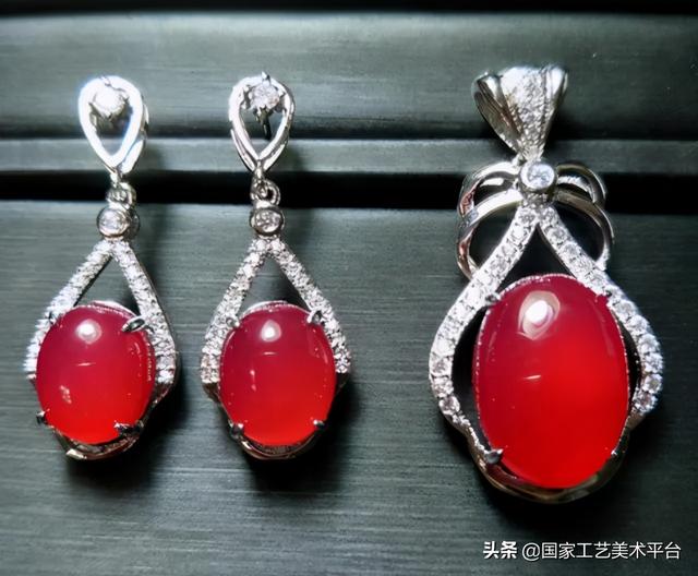 翡翠原石红皮和绿皮,翡翠原石皮壳大全-第1张图片-翡翠网 翡翠原石红皮和绿皮,翡翠原石皮壳大全-第1张图片-翡翠网